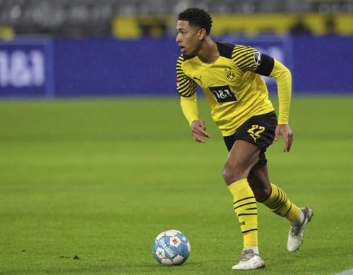 球星任意球脚法惊艳亮相（球星展现惊艳任意球脚法）