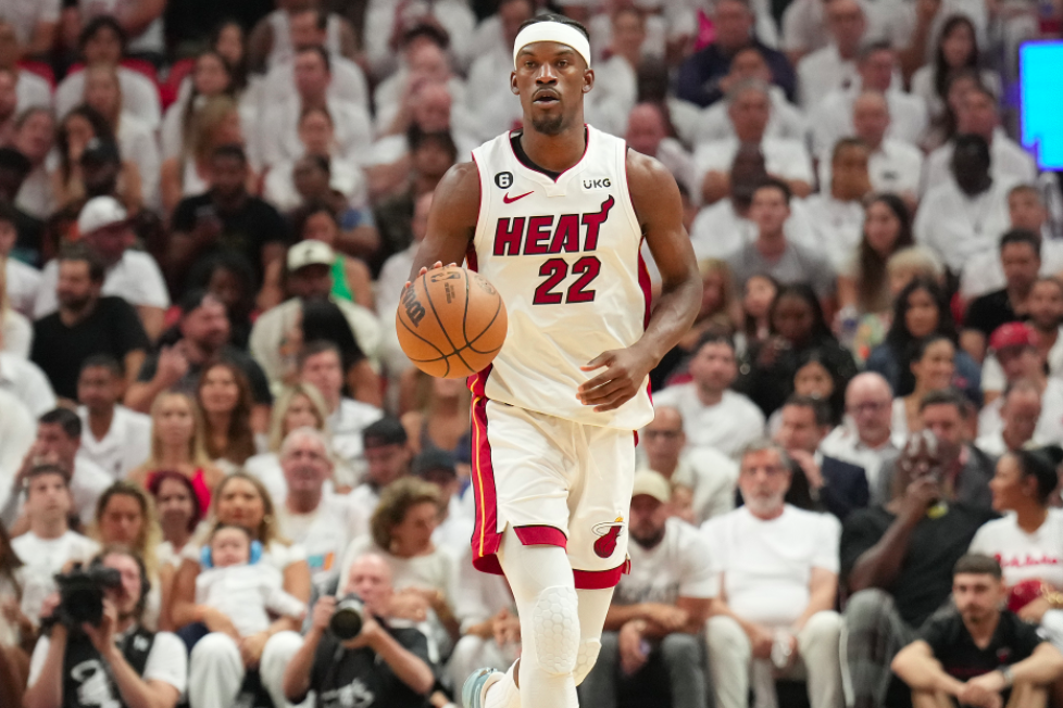 正随巴西在枪手基地训练，维尼修斯与多名阿森纳青训球员合影（维尼修斯随巴西队在阿森纳基地训练，并与多位枪手青训小将合影）