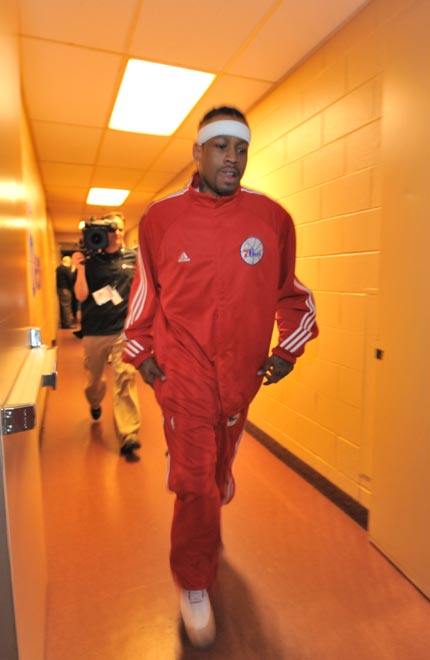 随阿根廷队在西班牙公开训练，梅西：感谢今天到场的所有人（阿根廷队在西班牙进行公开训练课，梅西向到场观众致谢）