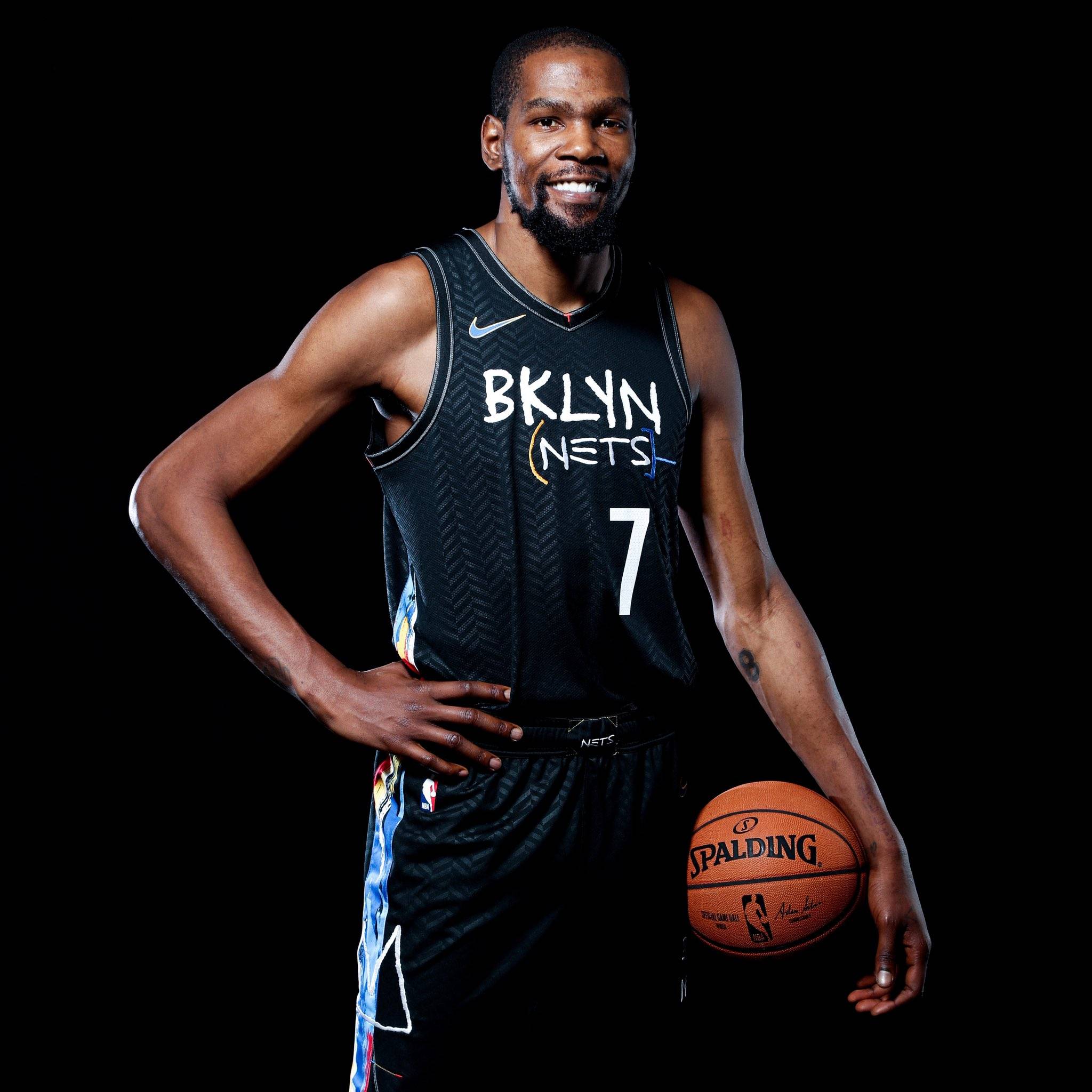 阿隆索驾车离开伯纳乌获皇马球迷力挺：耐心点，我们信任你！（伯纳乌外，皇马球迷为阿隆索打气：耐心点，我们相信你！）