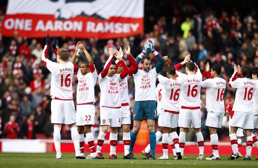 每体：巴萨有意左后卫索萨，想用桑托斯欠的290万欧锁定交易（每体：巴萨相中左后卫索萨，拟用桑托斯拖欠的290万欧敲定交易）