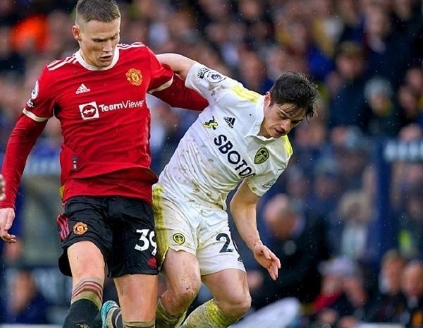 德天空：阿德耶米将参加足球社区活动，作为武器事件的处罚（德天空：阿德耶米因武器事件被罚参与足球公益活动）