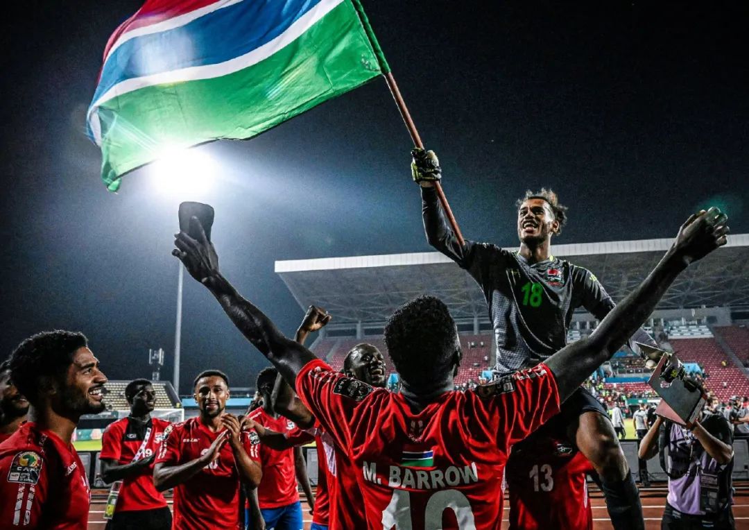 早报：拜仁的四线一十六胜，在我的肩膀上扛着！（早报：拜仁四线揽下16胜，全扛在我肩上！）