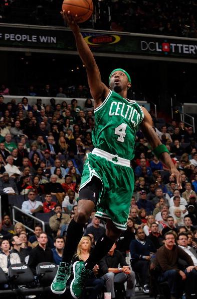 亨利：皇马应该相信阿隆索，上任半年就下课那太荒谬了（亨利：皇马应信任阿隆索，执教半年就解雇太荒唐）